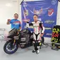 Salah satu tim yang ikut di Yamaha Endurance Festival yaitu YROI Purwokerto yang dikomandoi Rizal (kiri) dengan salah satu pembalap Pasya Azzumar Azla (Liputan6.com/Defri Saefullah)