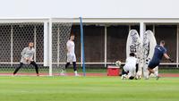 Kiper Timnas Indonesia, Maarten Paes dan Emil Audero melakoni latihan resmi menjelang laga FIFA Series 2026 melawan St Kitts and Nevis di Stadion Madya, Senayan, Jakarta, Kamis (26/03/2026). (Bola.com/M Iqbal Ichsan)