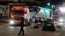 Petugas keamanan setempat berjaga di dekat truk yang menabrak kerumunan orang di Jalan Drottninggatan, pusat kota Stockholm, Swedia (8/4). (AP Photo / Markus Schreiber)
