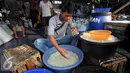 Seorang pedagang saat memilih kolang-kaling di Pasar Induk, Kramat Jati, Jakarta, Jumat (19/6/2015). Untuk memenuhi permintaan konsumen, pedagang kolang-kaling di pasar Induk, kramat jati menambah pasokan kolang-kaling. (Liputan6.com/Yoppy Renato)