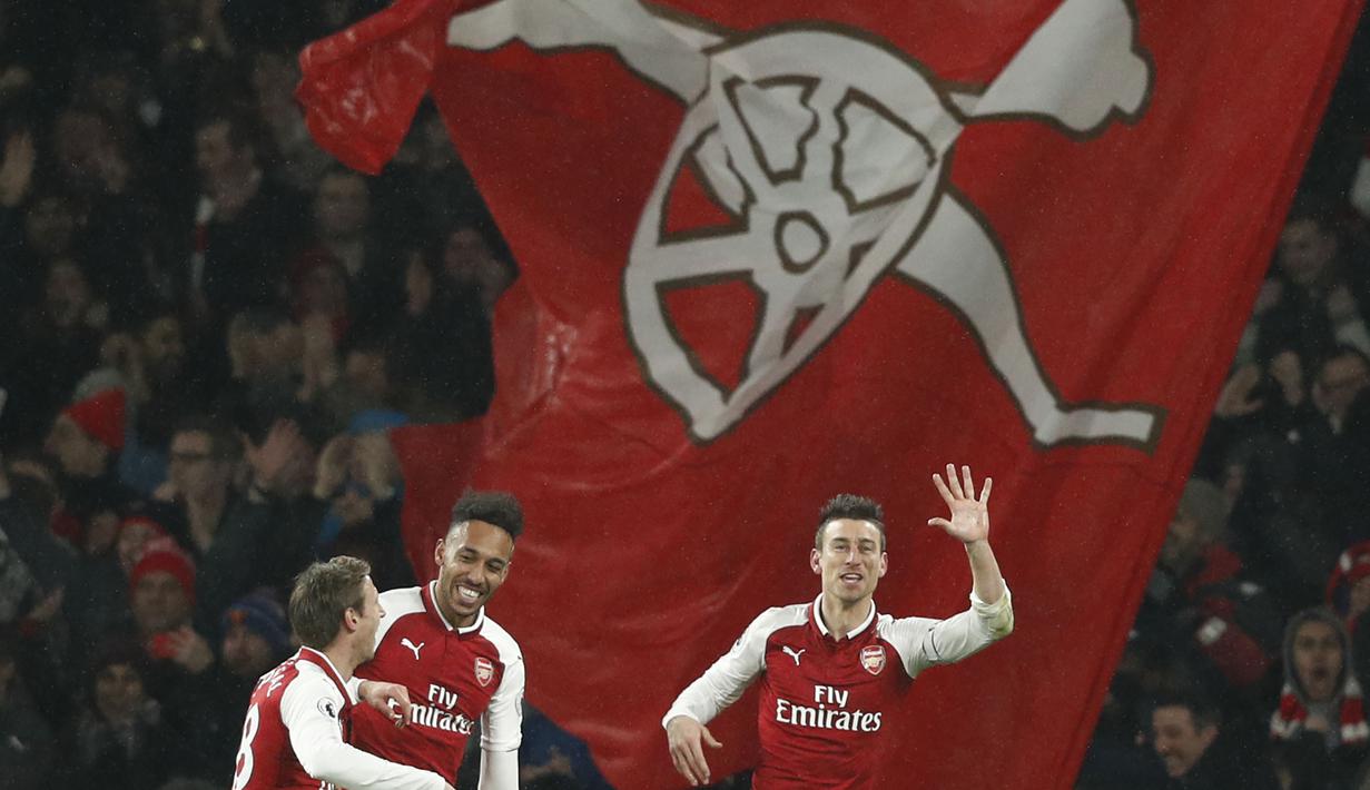 Para pemain Arsenal merayakan gol Laurent Koscielny (kanan) saat melawan Everton pada laga Premier League di Emirates Stadium, London, (3/2/2018). Arsenal menang 5-1. (AFP/Adrian Dennis)