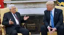 Presiden AS, Donald Trump dan Presiden Palestina, Mahmoud Abbas berbincang saat melakukan pertemuan di Gedung Putih, Washington, AS (3/5). Pertemuan membicarakan seputar upaya perdamaian Timur Tengah melalui cara diplomatik. (AFP Photo/Mandel Ngan)