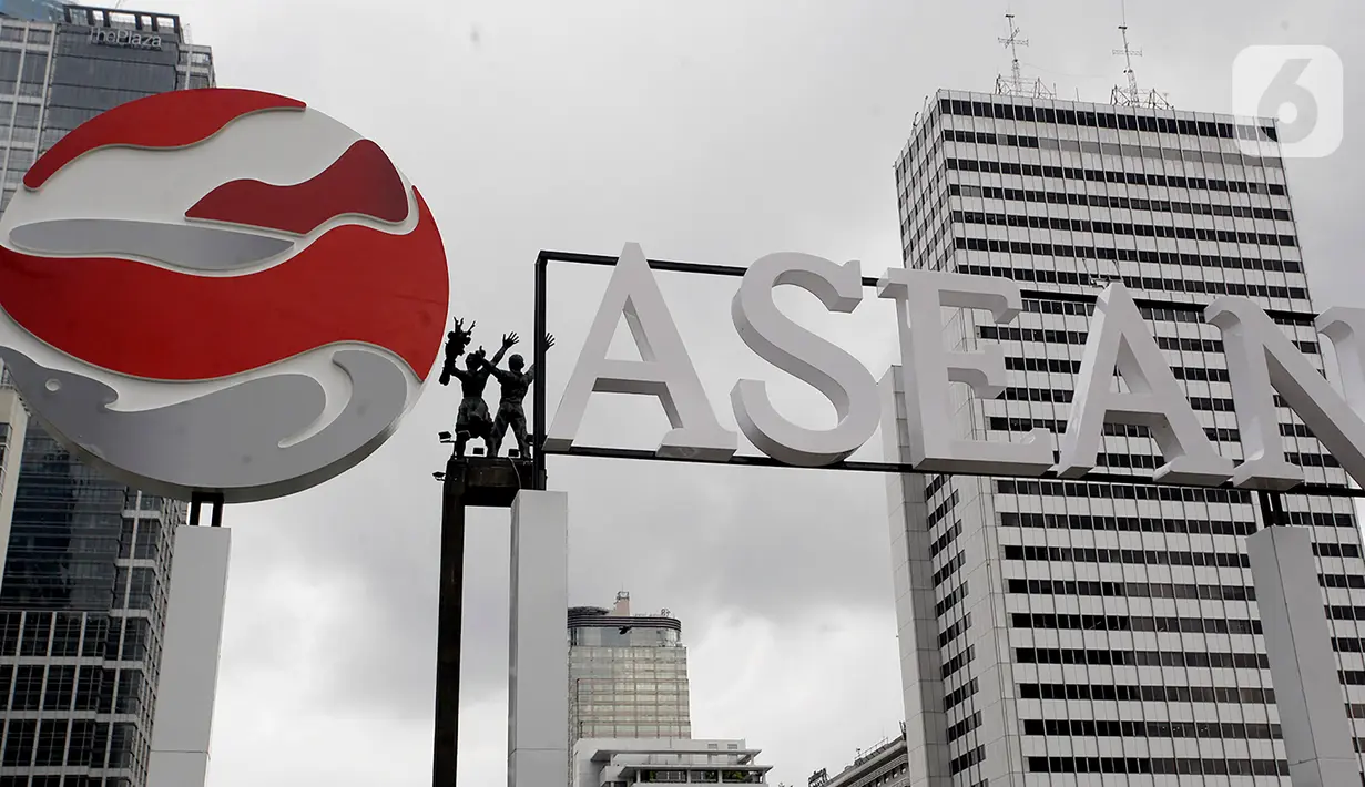 Logo KTT ASEAN Summit 2023 menghiasi kawasan di Bundaran Hotel Indonesia (HI), Jakarta Pusat, Kamis (2/2/2023). Indonesia mendapatkan mandat untuk memegang Chairmanship ASEAN 2023 maka di tahun ini Indonesia menjadi tuan rumah KTT Asean Summit 2023. (Liputan6.com/Johan Tallo)