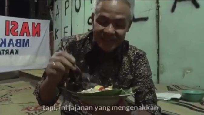 Ganjar Pranowo saat menyantarp nasi liwet di Kartasura, Solo, Jawa Tengah. (Screenshot Instagram @ganjar_pranowo/https://www.instagram.com/p/B3PKHlthT3q/Putu Elmira)