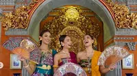 R'Bonney Gabriel, Andreina Martinez, dan Gabriela Dos Santos tampil menawan dengan pakaian tradisional Bali. (Dok. Instagram/@missuniverse/https://www.instagram.com/p/Co5RoxpppcC/?hl=en).