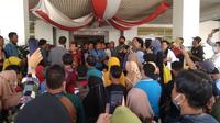 Ratusan orang korban penjualan kavling bodong menggeruduk Kantor DPRD Kota Batam, Kepulauan Riau, Senin (18/7/2022). (Liputan6.com/ Ajang Nurdin)