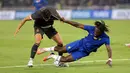 Pemain Chelsea, Romeo Lavia (kanan), berduel memperebutkan bola dengan pemain AC Milan dalam laga pramusim di Stadion Utama Gelora Bung Karno (SUGBK), Jakarta, Sabtu (8/8/2026). Chelsea akhirnya meraih kemenangan 3-0 atas AC Milan melalui dua gol Joao Pedro dan satu gol Moises Caicedo. (KapanLagi.com/Budy Santoso)