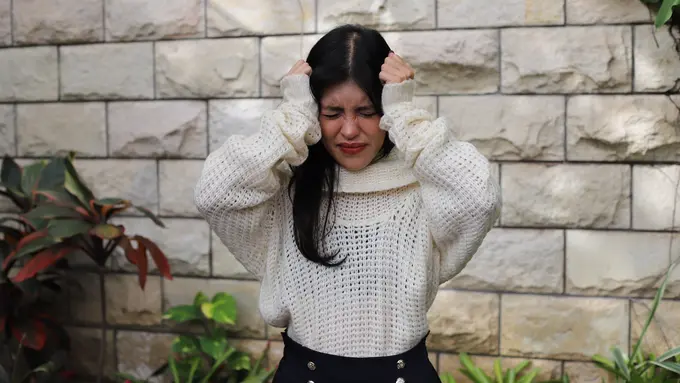 wanita februari merasa stres dan tertekan