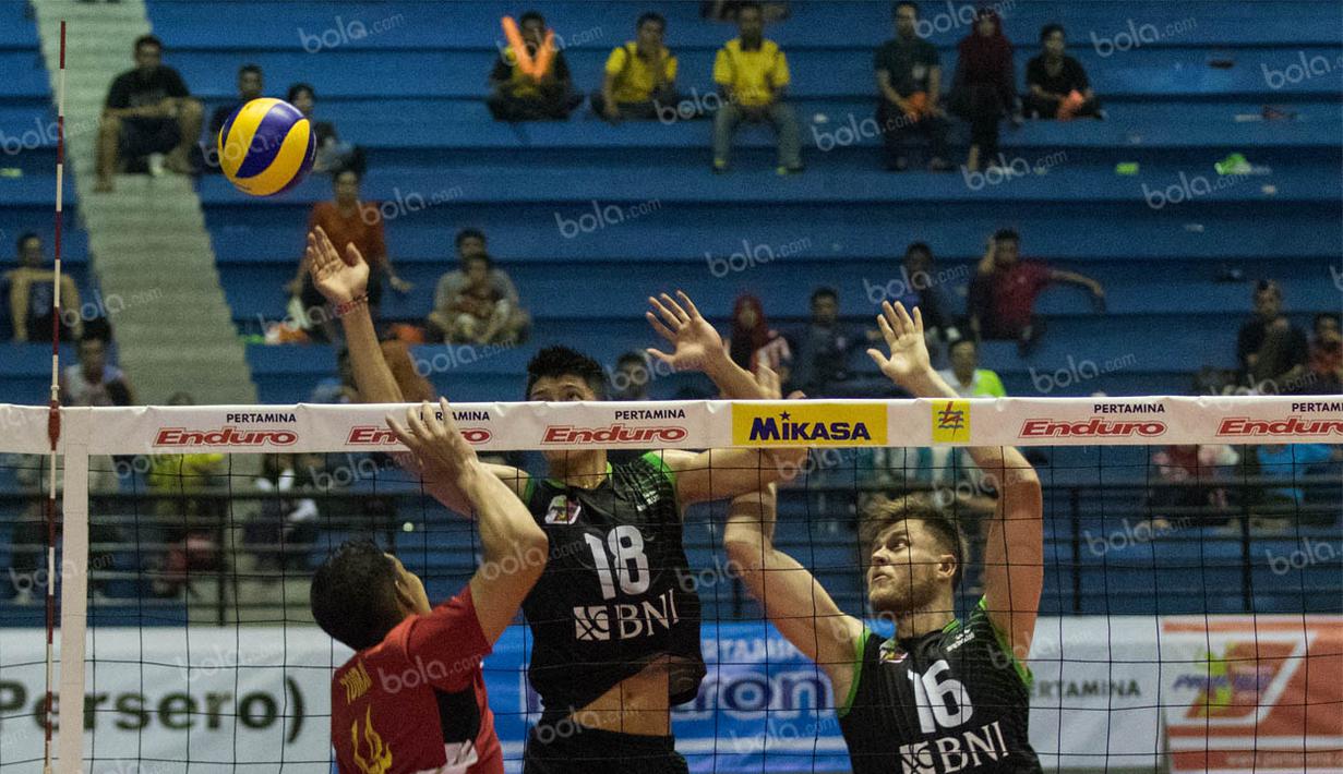 Pevoli Jakarta Pertamina Energi, Logan Tom (kanan), gagal melakukan blocking saat melawan Samator Surabaya. Kedua tim kini harus memanfaatkan dua laga sisa untuk tiket ke final. (Bola.com/Vitalis Yogi Trisna)