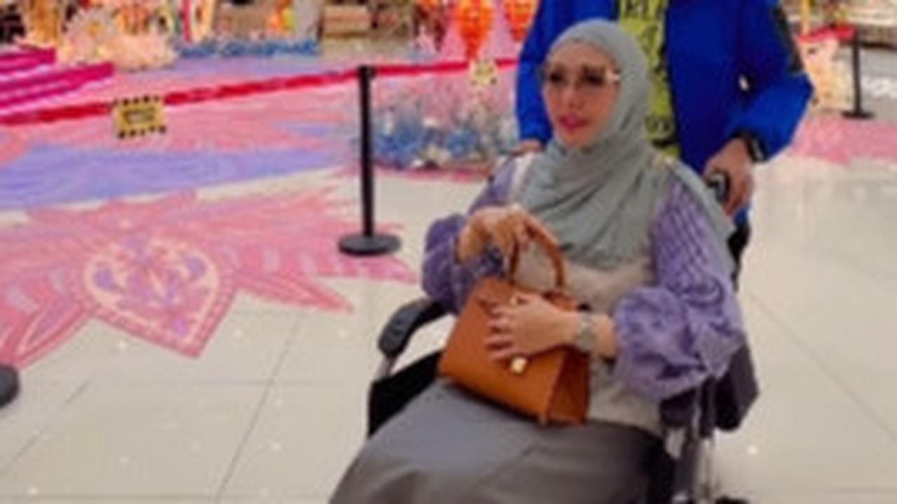 Potret Terbaru Edies Adelia Harus Pakai Kursi Roda, Baru Operasi Rekonstruksi Lutut dan Belum Bisa Berjalan Normal