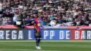 Pemain Barcelona, Lamine Yamal saat laga lanjutan Liga Spanyol 2024/2025 melawan Deportivo Alaves di Estadi Olimpic Lluis Companys, Barcelona, Spanyol, Minggu (02/02/2025) waktu setempat. (AP Photo/Joan Monfort)