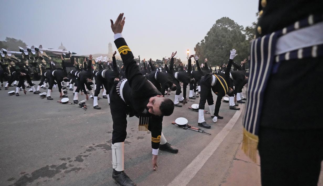 Tentara penjaga pantai India berolahraga selama latihan untuk parade Hari Republik mendatang di New Delhi, India (17/1/2022). India akan merayakan Hari Republik pada 26 Januari. (AP Photo/Manish Swarup)