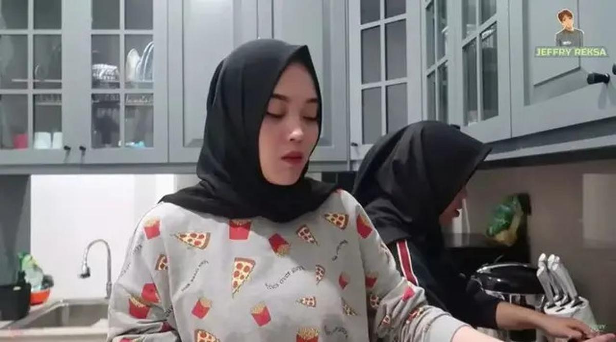 Potret Dapur Rumah Putri Delina, Desain American Classic dengan Sentuhan Tosca