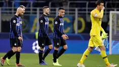 Pemain Inter Milan meninggalkan lapangan pada akhir laga pamungkas penyisihan Grup B Liga Champions melawan PSV Eindhoven di Stadion San Siro, Rabu (12/12). Inter Milan terdepak dari Liga Champions setelah hanya bermain imbang 1-1. (AP/Luca Bruno)