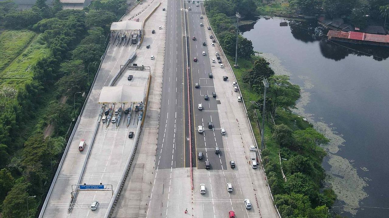 Suasana penerapan skema one way atau satu arah saat hari pertama puncak arus mudik Lebaran 2024 di kawasan Gerbang Tol Cikampek Utama, Karawang, Jawa Barat, Sabtu (6/4/2024). Liputan6.com/Herman Zakharia