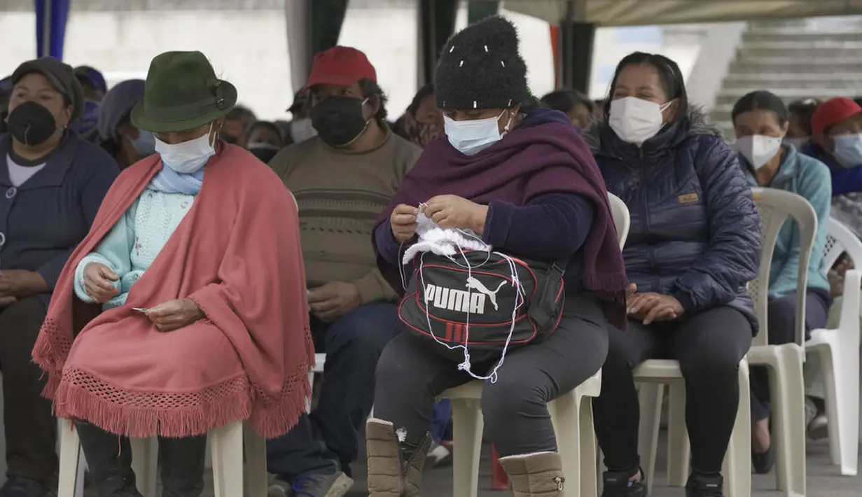 Orang-orang menunggu untuk mendapatkan suntikan vaksin COVID-19 di Pillaro, Kamis (8/7/2021). Ekuador meningkatkan vaksinasi menjadi 200.000 orang per hari dalam upaya untuk memastikan 9 juta warga divaksinasi dalam 100 hari pertama pemerintahan Presiden Guillermo Lasso. (AP Photo/Dolores Ochoa)