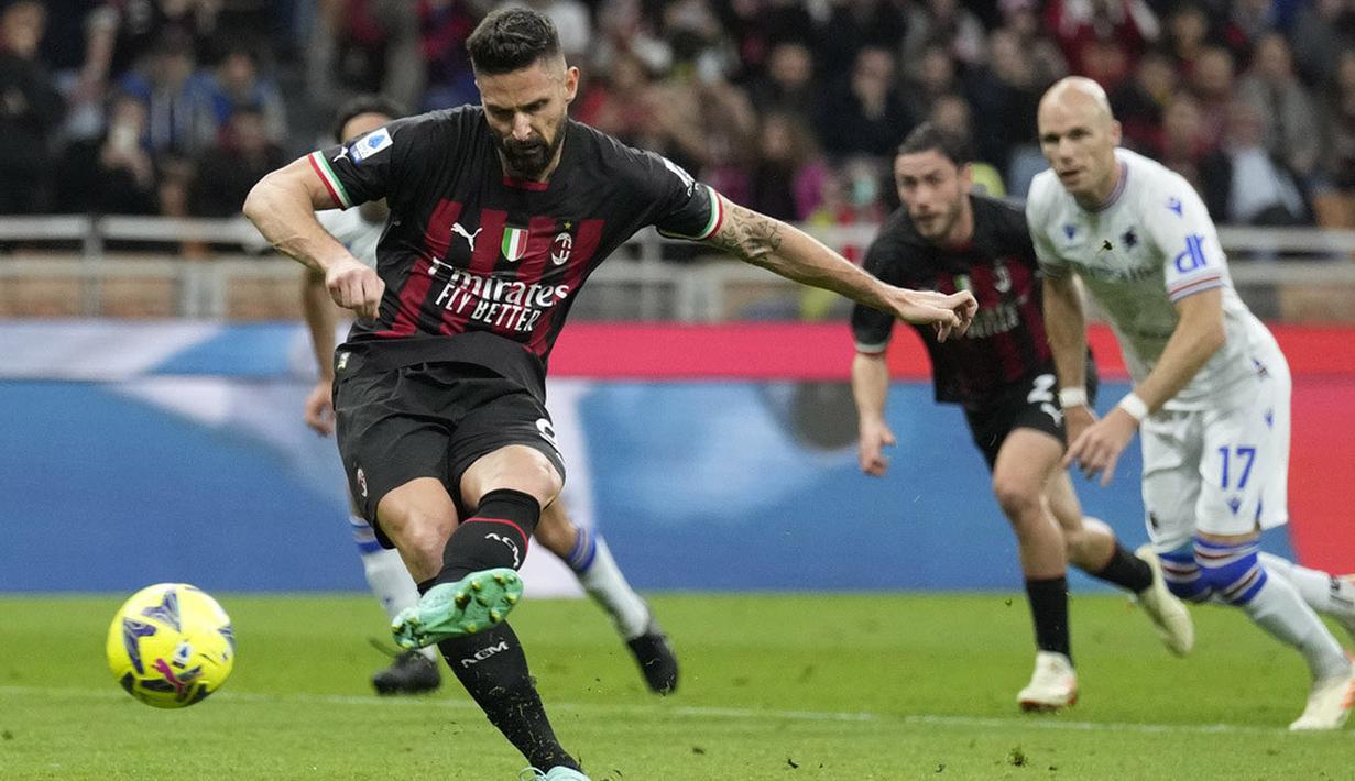 Pemain AC Milan, Olivier Giroud, mencetak gol penalti ke gawang Sampdoria pada laga Liga Italia di Stadion di San Siro, Sabtu (20/5/2023). Rossonerri menang dengan skor 5-1. (AP Photo/Antonio Calanni)