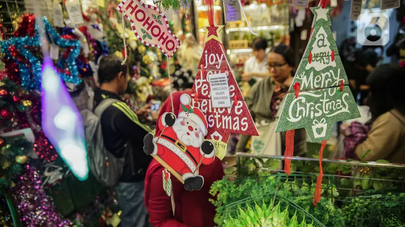 Berburu Pernak-pernik Natal di Pasar Asemka