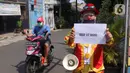Komunitas badut tangerang raya (Batara) bersama kelurahan Larangan Selatan melakukan sosialisai pembatasan sosial bersekala besar (PSBB) di Tangerang, Kamis (16/4/2020). Mulai tanggal 18 april mendatang Tangerang Raya akan melakukan PSBB hingga 3 mei. (Liputan6.com/Angga Yuniar)