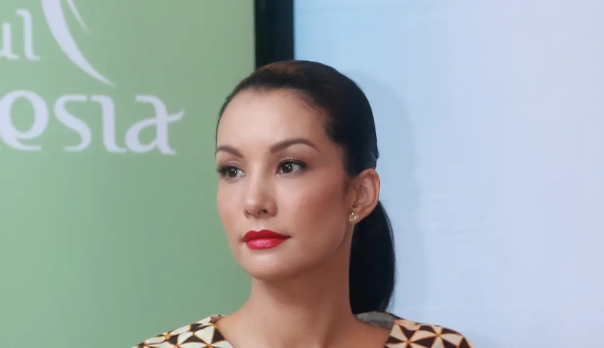 Supermodel kelahiran Sydney, Australia 28 Juli 1974 ini merasa senang menjadi host acara yang tayang mulai hari ini (10/12/2015) lantaran bisa melihat secara langsung kekayaan yang ada di Indonesia lewat matanya sendiri. (Andy Masela/Bintang.com)