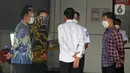 Presiden Joko Widodo (tengah) berbincang dengan Menteri Kesehatan Budi Gunadi Sadikin (kanan), Gubernur Jawa Barat Ridwan Kamil (kiri), dan Wali Kota Bogor Bima Arya (kedua kiri) saat meninjau vaksinasi COVID-19 di Stasiun Bogor, Jawa Barat, Kamis (17/6/2021). (Liputan6.com/Herman Zakharia)