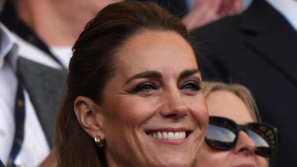 Tanpa Rambut Pirang, Kate Middleton Tampil Menawan dengan Brunette Half Up Do di Pertandingan Piala Dunia Rugby Inggris