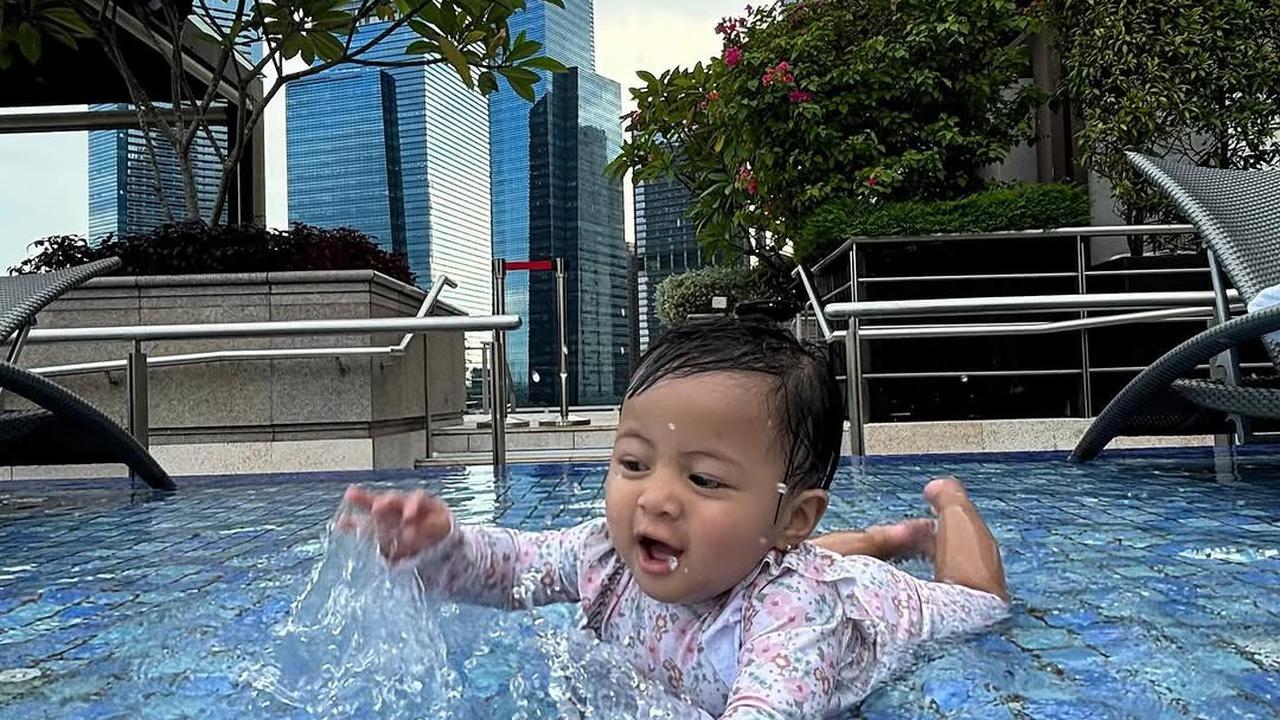 Potret Rayyanza Berenang Bareng Lily, Ekspresinya Lucu dan Bikin Gemas