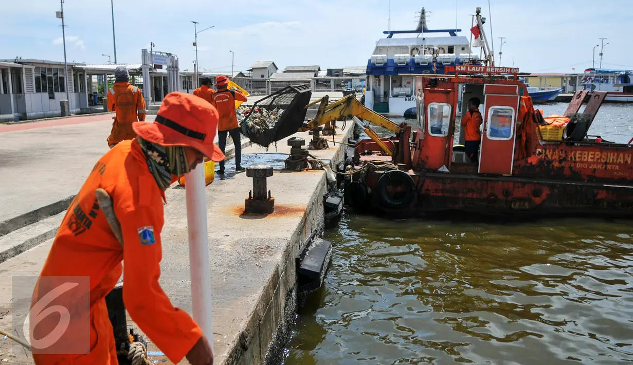 Perahu UPK Pesisir dan Pantai dikerahkan untuk membersihkan sampah di Dermaga Kali Adem, Jakarta, Kamis (14/4/2016). Kurangnya pemahaman warga tentang kebersihan lingkungan membuat Dermaga Kali Adem kerap dipenuhi sampah. (Liputan6.com/Yoppy Renato)