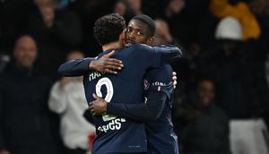 Melalui dua gol Ousmane Dembele dan satu gol Goncalo Ramos, PSG mengakhiri laga dengan skor 3-1. Hasil ini mengukuhkan mereka di puncak klasemen dengan raihan 63 poin atau terpaut empat poin dari RC Lens. (AP Photo/Emma Da Silva)