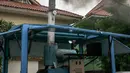 Kepulan asap hitam pekat hasil pembakaran barang bukti sabu keluar dari cerobong alat insulator, Jakarta, Selasa (15/12). 164 kg sabu dimusnahkan dari hasil pengungkapan 5 kasus berbeda dengan cara dibakar. (Liputan6.com/Yoppy Renato)