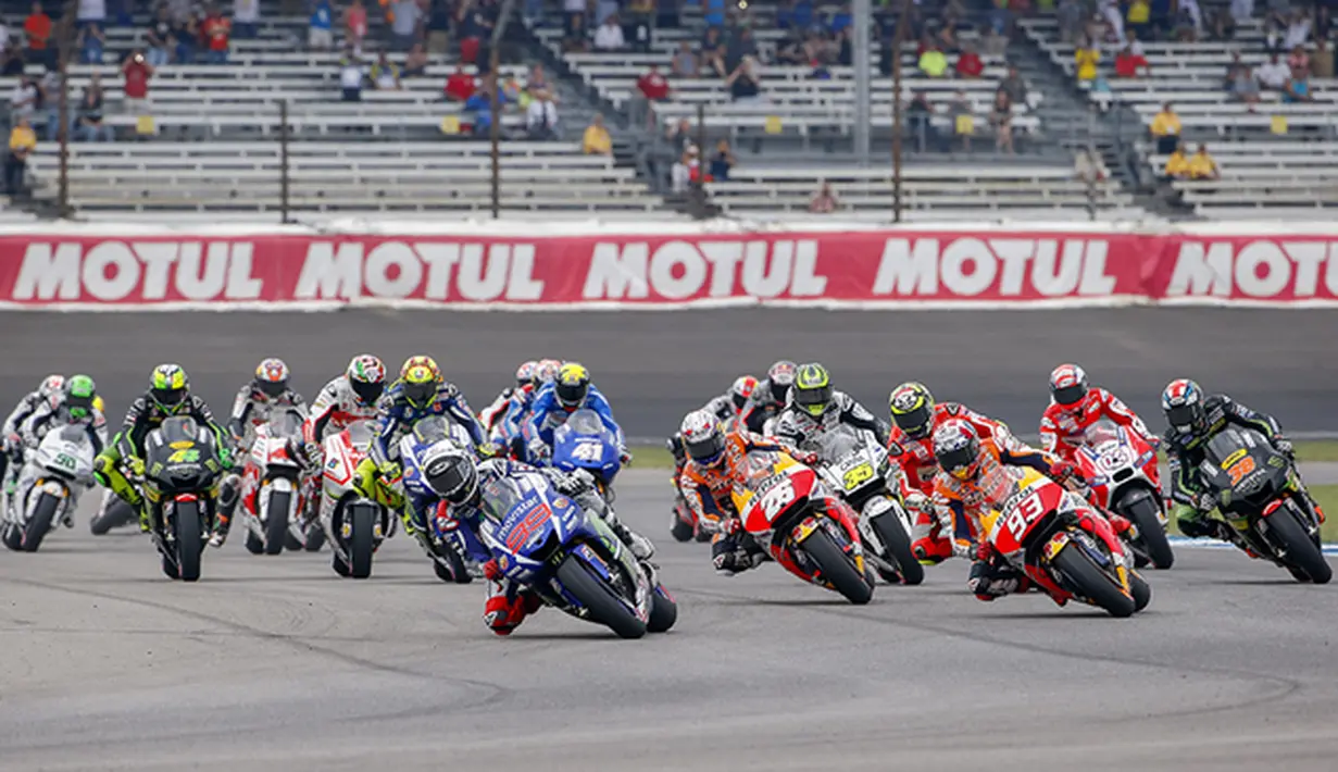 Suasana balapan MotoGP saat baru memulai start di Sirkuit Indianapolis, AS, Senin (10/8/2015). Pada balapan itu Marquez menjadi yang tercepat diikuti Lorenzo dan Rossi ditempat kedua dan ketiga. (EPA/Erik S. Lesser)