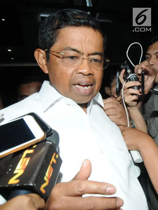 Menteri Sosial Idrus Marham menjawab pertanyaan awak media seusai menjalani pemeriksaan di gedung KPK, Jakarta, Kamis (19/7). Idrus Marham diperiksa terkait kasus dugaan suap kesepakatan kontrak kerja sama pembangunan PLTU Riau-1 (Merdeka.com/Dwi Narwoko)