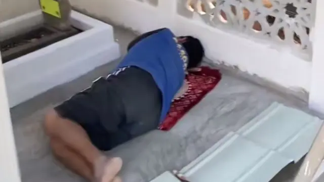 Viral pria tidur di samping makam istri dan sudah siapkan kuburan yang bersebelahan. (Dok: TikTok @staywm_ )