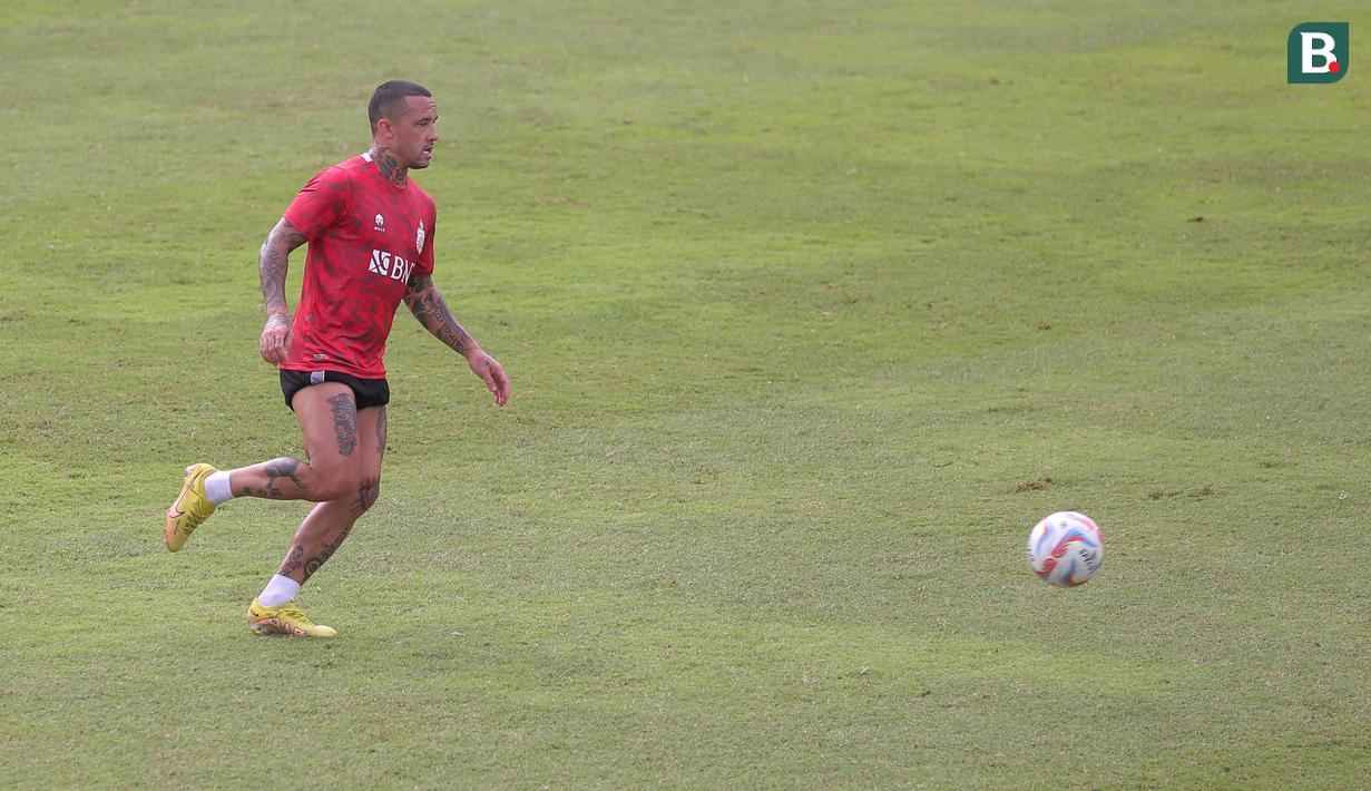 Pemain Bhayangkara FC, Radja Nainggolan, saat sesi latihan di Lapangan B Senayan, Jakarta, Jumat (12/1/2023). (Bola.com/M Iqbal Ichsan)