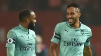 Striker Arsenal, Pierre-Emerick Aubameyang berbincang Alexandre Lacazette usai pertandingan melawan Manchester United pada pertandingan lanjutan Liga Inggris di stadion Old Trafford (5/12). MU bermain imbang 2-2 atas Arsenal. (AFP Photo/Oli Scarff)