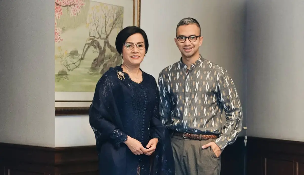 Menghadiri Sidang Tahunan MPR 2018, Sri Mulyani tampak anggun dalam balutan Kebaya model Kartini berwarna biru tua.  [@didietmaulana/@svarna_byikatindonesia]