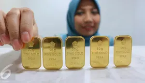 Seorang pegawai menunjukan emas batangan di Jakarta, Senin (10/10). Harga jual emas PT Aneka Tambang (Persero) Tbk (Antam) pada perdagangan awal pekan ini terpantau stagnan. (Liputan6.com/Angga Yuniar)