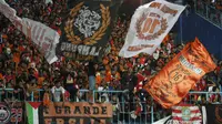 Meskipun harus berangkat ke Malang tidak mengurangi jumlah animo The Jakmania yang menyaksikan laga antara Persija melawan Arema Cronus di Stadion Kanjuruhan, Malang, Sabtu (28/11/2015). (Bola.com/Robby Firly) 