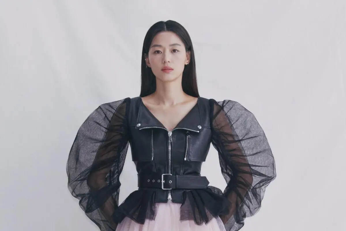 5 Potret Jun Ji-Hyun yang Jadi Brand Ambassador Alexander McQueen Asal Korea