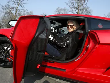Nenek berusia 76 tahun, Sonja Heiniger, duduk di dalam Lamborghini miliknya di Jona, Swiss (20/5/2015). (REUTERS/Alessandro Garofalo)