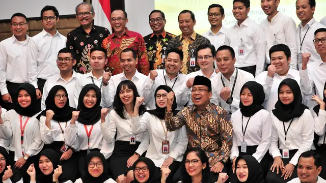 Mensesneg Pratikno berfoto bersama PNS yang baru dilantiknya, di aula Gedung III Kemensetneg, Jakarta, Selasa (19/2) pagi. (Foto: Jay/Humas/Setkab)