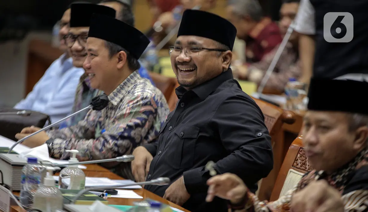 Menteri Agama Yaqut Cholil Qoumas (tengah) saat membahas draft penetapan biaya haji 2023 dalam rapat panja bersama Komisi VIII DPR RI di kompleks Parlemen, Senayan, Jakarta, Rabu (15/2/2023). Pemerintah bersama legislator menyepakati biaya haji yang harus dibayarkan jemaah sebesar Rp 49.812.700. Angka itu disepakati dalam rapat Panja Haji Komisi VIII DPR dengan Panja Haji pemerintah yang terdiri dari Kemenag, BPKH, dan pihak-pihak terkait lainnya di Kompleks Parlemen, Jakarta, Rabu (15/2). (Liputan6.com/Faizal Fanani)