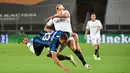 Pemain Inter Milan, Danilo D'Ambrosio (kiri) berebut bola dengan gelandang Sevilla, Lucas Ocampos pada pertandingan Final Liga Europa di Stadion Rhein Energie, Sabtu (22/8/2020) dini hari. Sevilla menjadi juara Liga Europa setelah menang dengan skor 3-2. (Ina Fassbender/Pool via AP)