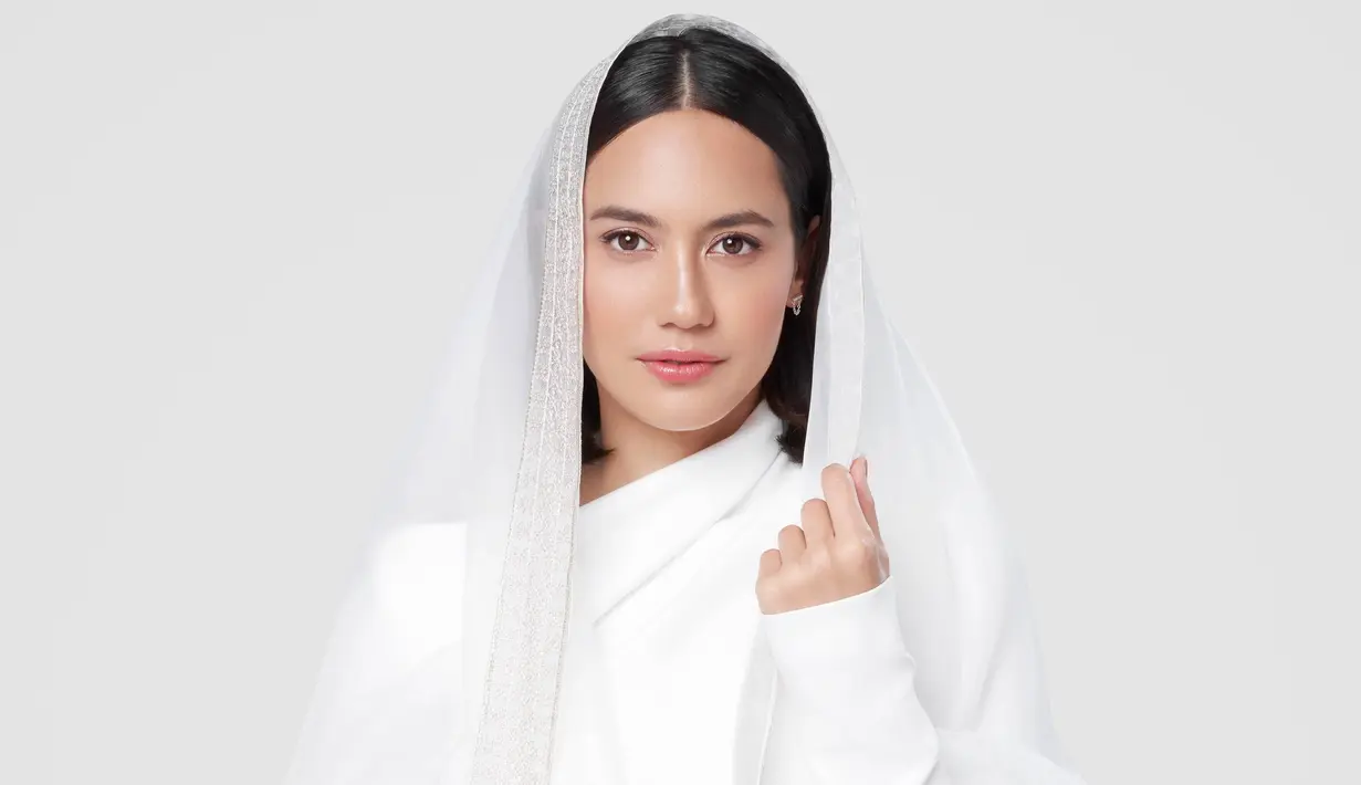 Disebut semakin menawan ketika memakai busana gamis dan berkerudung, banyak netizen menganggap penampilannya tersebut cocok untuk digunakan sehari-hari. Bahkan tidak sedikit para penggemar yang menggondanya dengan kalimat siap menjadi imam. (Liputan6.com/IG/@pevpearce)