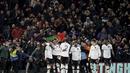 Bruno Fernandes dari Manchester United (tengah kiri) berselebrasi dengan rekan setimnya setelah mencetak gol ke gawang Nottingham Forest pada emifinal leg pertama Piala Liga Inggris, Kamis (26/1/2023).  Manchester United menang telak atas Nottingham Forest dengan skor 3-0. (Tim Goode/PA via AP)