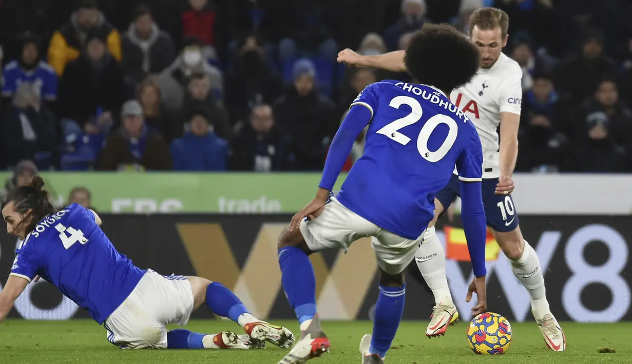 Tottenham baru menyamakan skor 1-1 pada menit ke-38 setelah beberapa kali percobaan. Gol dicetak oleh Harry Kane. Aksi individunya dengan menggocek beberapa pemain Leicester usai menerima umpan Harry Winks diakhiri dengan sepakan ke tiang jauh. (AP/Rui Vieira)