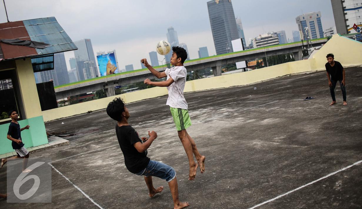 Minimnya Lahan Bermain, Remaja Ini Main Futsal di Atap ...
