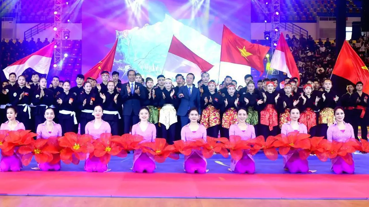 Presiden Jokowi dan Presiden Vo Van Thuong menghadiri pertunjukan pencak silat di Quan Ngua Sports Complex, Hanoi, Vietnam, Jumat (12/1/2024).
