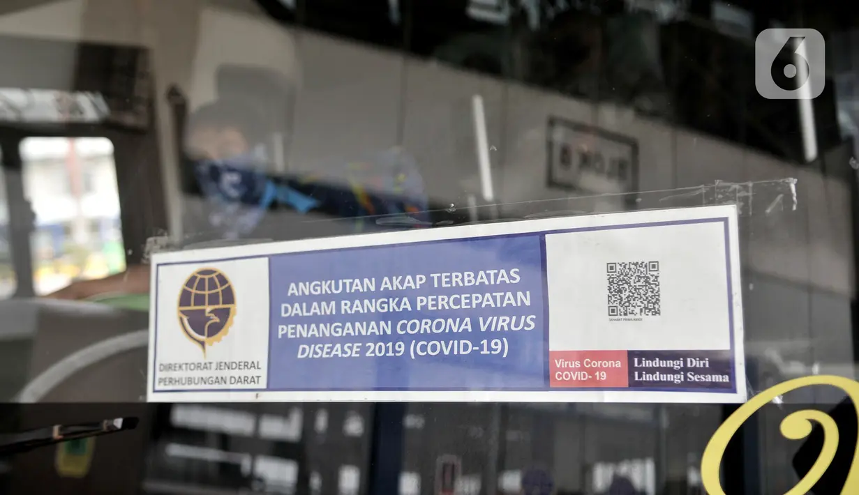 Stiker resmi dari Kemenhub tertempel di kaca depan bus , Jakarta, Minggu (17/5/2020). Kriteria penumpang yang diperbolehkan menggunakan jas bus di Terminal Pulo Gebang antara lain perjalanan dalam rangka pelayanan ketahanan, kesehatan, ekonomi, serta kesehatan darurat. (merdeka.com/Iqbal S. Nugroho)