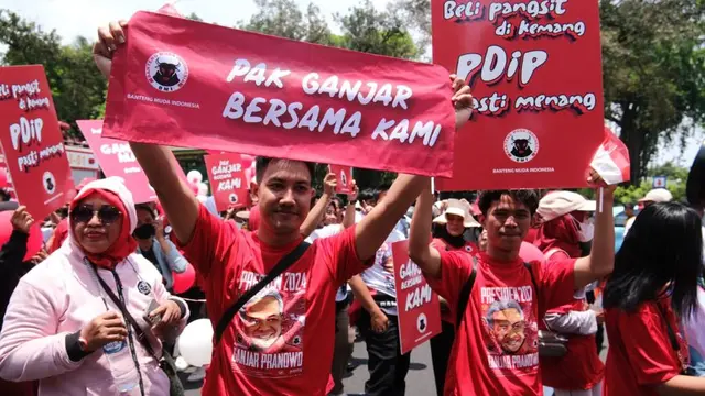 Banteng Muda Indonesia (BMI) sayap kepemudaan PDI Perjuangan ikut mengiringi pasangan capres dan cawapres Ganjar Pranowo-Mahfud MD mendaftar ke kantor Komisi Pemilihan Umum (KPU) RI, Kamis (19/10/2023) (Istimewa)